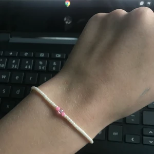 Handgjort - Ett fint arband med guld detaljer