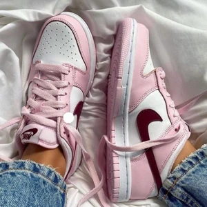 Dunk Low Pink Strawberry 🍓 👟 - Dunk Low Pink Strawberry 🍓 👟  Tillgängliga storlekar   • EU37,5 Pris: 1499kr • Skick: DS/Oanvänd   • Vi nås genom dm för eventuella frågor eller funderingar!  • Flera bilder fås via dm  @erisneakers på instagram 