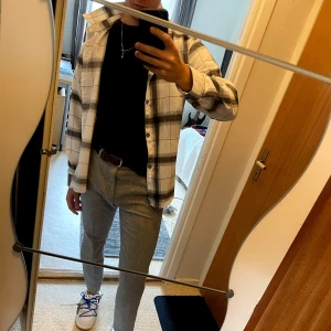 Overcoat - Snygg vit rutig overcoat. Knappt använd. Storlek M. Pris 500kr