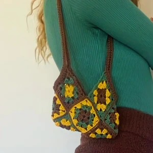 Virkad väska - Handgjord virkad axelremsväska som är ca 17x13 cm