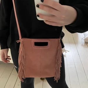 Maje väska - Säljer en jättefin Maje väska i en jättefin ljusrosa färg! De är knappt använd men den är lite missfärgad på nåt ställe men annars väldigt bra skick! 💕