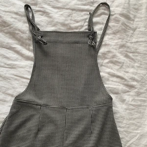 Rutiga hängselbyxor  - Säljer dessa asballa hängselbyxor från Monki i hundtandsmönster🖤benen är vida🖤använda fåtal gånger så är i väldigt bra skick. Stl 34🖤säljer för 190 kr plus frakt🖤samfraktar gärna!