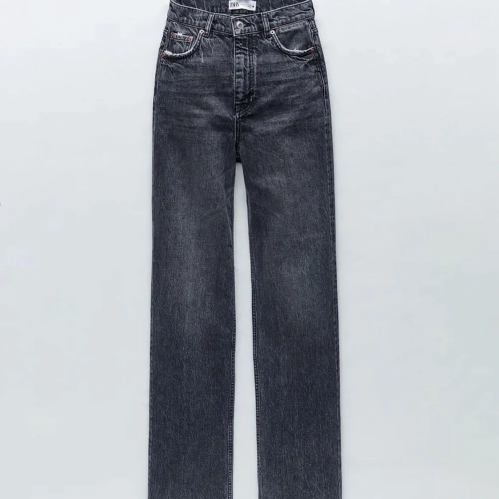 Säljer mina jeans från Zara då dom tyvärr aldrig kommit till användning och är därför i nyskick. Frakten är 66kr och priset får att diskutera. . Jeans & Byxor.