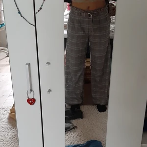 Fina byxor från Lindex  - Jätte fina byxor från Lindex, strl 170, i jätte bra skick💗100kr 