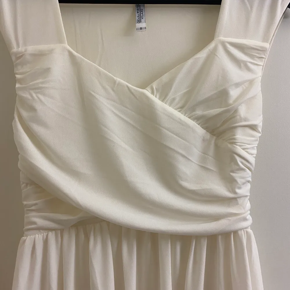 En super fin och söt vit klänning i storlek S. Använd en gång. Eventuell frakt betalas av köparen. . Klänningar.