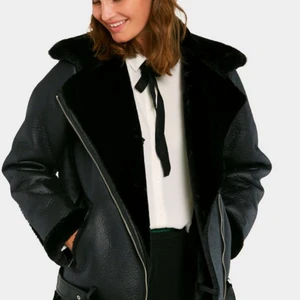 Asnygg skinnjacka ⚡️⚡️ - Säljer min asnygga varma skinnjacka nu perfekt till vintern! Är helt slutsåld men köpte för 1000 kr förra året och är i bra skick så säljer för 500⚡️⚡️ strl S