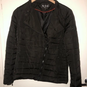 Hollies jacka  - Svart hollies jacka som passar bra till hösten/våren och är helt oanvänd, hör av er om ni har några frågor!❤️