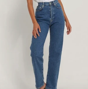 NAKD TREND MÖRKBLÅ JEANS - Super snygga mörkblå jeans från NAKD, har ett hål i ena fickan som varit där sedan jag köpte de men inget som stört mig💕 Sparsamt använda