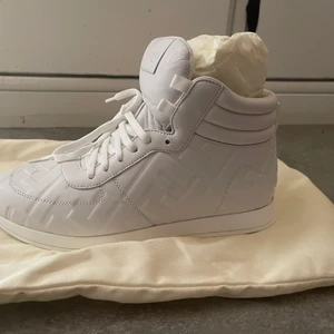 Fendi Leather sneakers  - Ett par Fendi sneakers som är använda 1 gång. Det följer även med dustbag och kartong. 