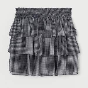 Säljer denna rutiga kjol från H&M, aldrig använd, originalpris 200kr säljer för 130 inklusive frakt! Kan gå ner i pris! Storlek L, säljer för den är tyvärr för stor för mig:/