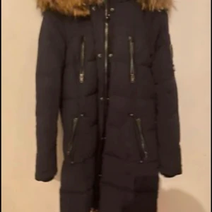 Rockandblue vinterjacka  - Storlek 36, mörkblå. Sparsamt använd. 