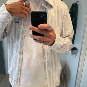 Skjorta från beyond retro  - Skittsnugg vintage skjorta från beyond retro som ej kommer till användning! Köparen står för frakt! 