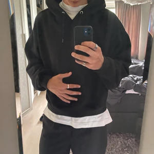Svart Oversized hoodie från weekday - Skön oversized hoodie som knappts använts! Köparen står för frakt!