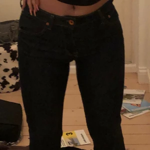Crocker jeans lågmidjade - Lågmidjade jeans från crocker. Sitter jätte snyggt och lägger sig fint över skorna. Säljer pga har många som nästan är identiska💓