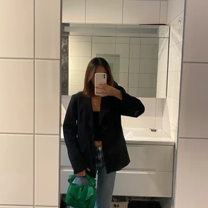 Svart kavaj - Säljer denna fina svarta kavaj!🖤 Passar till alla tillfällen🥰 säljer då jag har flera liknande. Buda i kommentarena🧚🏻‍♂️