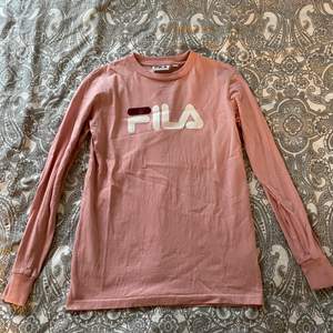 Rosa långärmad tröja från Fila i storlek xxs men det passar xs/s. Sparsamt använd! Kan skickas mot spårbarfrakt om så önskas eller hämtas i arlöv☀️