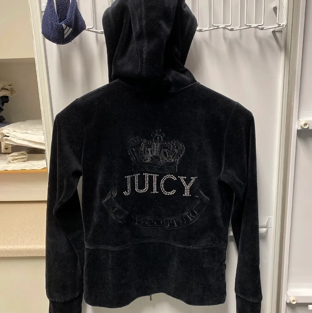 Ett svart äkts Juicy Courture set! Knappt användt så i superfint skick! Passar ej mig längre då jag har blivit alldeles för lång för det! Jag är 180 och skulle säga att det passa någon som är mellan 150-160🥰❤️720kr för båda delarna tillsammans😇. Övrigt.