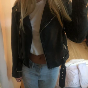 Skinnjacka🖤 - Svart klassisk skinnjacka från Zara. Som ny. Pris kan diskuteras ☺️. Skriv för mer bilder eller om du har några frågor! 🖤