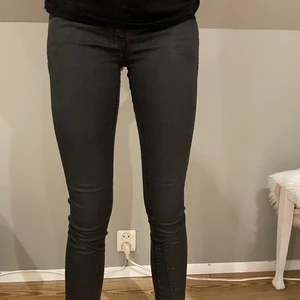 Jenas - Jättefina jeans från g-stat och dom har en riktig cool gylf, även väldigt trendiga byxor som ör lågmidjade😍