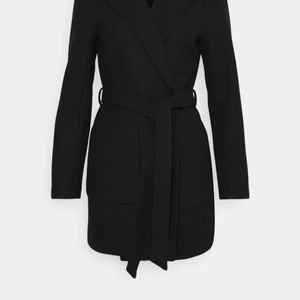 Svart kapp - Svart kappa från vila! Knappt använd så i väldigt bra skick, passar Perfket nu till hösten!🍂✨🥰