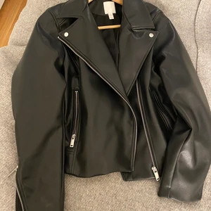 Skinnjacka - Säljer min i princip nya skinnjacka ifrån HM som sitter så snyggt men storleken är fel för mig. Storlek 44 men skulle säga att den sitter som en S. Köpt för 499 men säljer för 250!