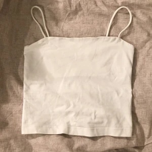 Gina linne - LÄS BIO! Vitt linne från Gina Tricot. Extra lager tyg vid bysten (se bild 2). Ett par fläckar som knappt syns, ska se om det går bort i tvätten. Annars bra skick.🌸💓Osäker på frakt. Orginalpris - 99kr