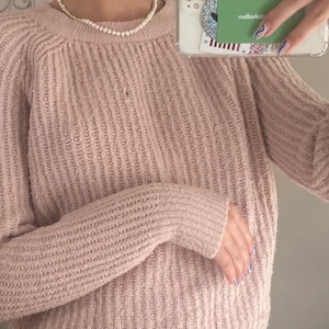 mysig vinter tröja 💗🌟 - färgen gör sig mer rättvis på första bilden!! passar nog de flesta beroende på hur man vill att den ska sitta 💗💗 i allmänhet är den svin mjuk och mysig 🧚🏻‍♀️