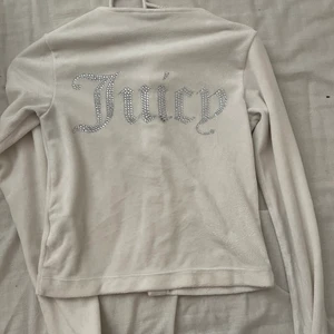 Juicy couture kofta - Mycket fin äkta kofta med alla diamanter kvar. Storlek xs.