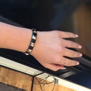 Valentino armband - Säljer mina take valentino armband som är suuuper lika. Aldrig använt