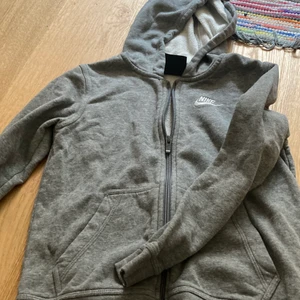 Nike ziphoodie - Jättefin i bra skick, barnstorlek men skulle säga att den passar xs till s 