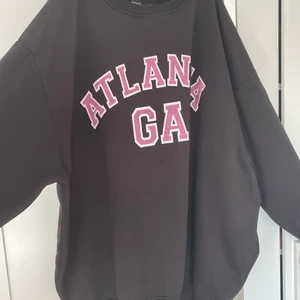 Sweatshirt  - En svart och en vit sweatshirt med text. Storlek M/L. 2 tröjor för 50kr