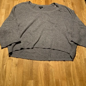 Gray warm sweatshirt - This gray sweatshirt is perfect if you don’t what to be too cold, or too hot. It’s a little short around the waist and arms.❤️