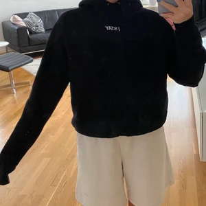 Svart hoodie med litet tryck - Svart vanlig hoodie med trycket ”I STAY”. Tvättad en gång! 