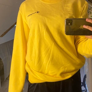 Gul champion sweatshirt  - Gul champion sweatshirt. Oanvänd och äkta. Frakten ingår inte