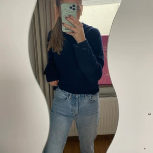 Jeans  - Straight jeans som sitter lite tajtare, har slit. Jag är 170cm. Står ej för frakten💕