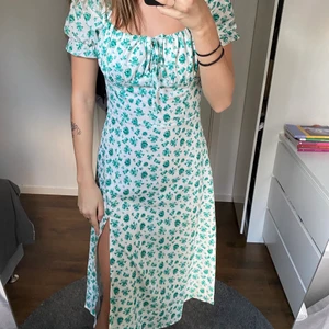 Klänning - Kan frakta om köparen står för frakten💕