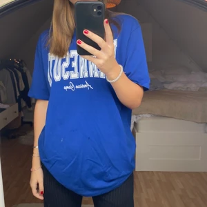 Blå cool t-shirt - En cool oversized t shirt som endast är använd 1-2 gånger💙💙 från pull&bear 