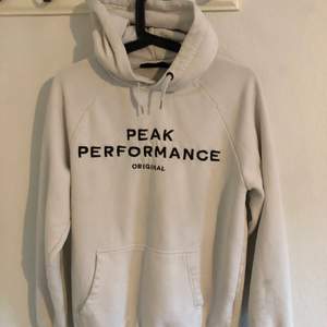 Peak performance hoodie i stl M, en skada på armen. Annars hel! betalning sker via swish och köparen står för ev frakt 🚚 