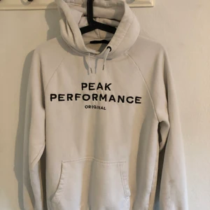Peak performance hoodie  - Peak performance hoodie i stl M, en skada på armen. Annars hel! betalning sker via swish och köparen står för ev frakt 🚚 