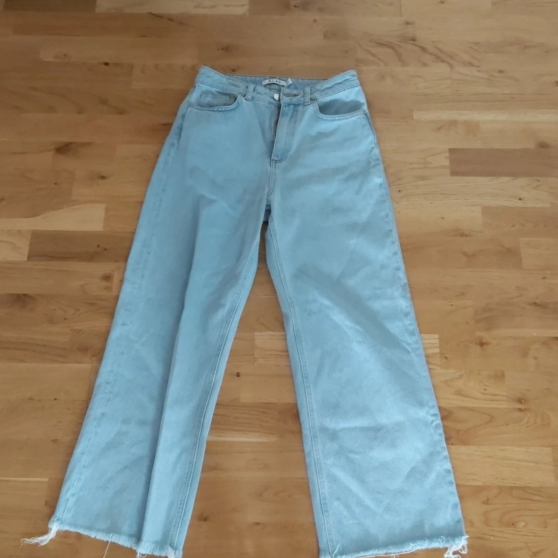 Croppade jeans från Nakd - 90