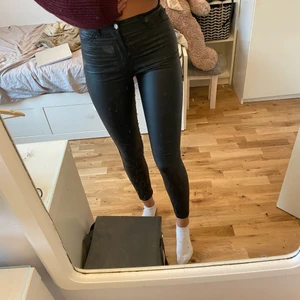 Skinnbyxor - Assnygga skinnbyxor från Na-kd. Strl S men passar även xs. Säljer pga för korta för mig. Gott skick, passar till det mesta!😍