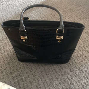 Läder väska  - Jag har aldrig använt den , den är helt ny 