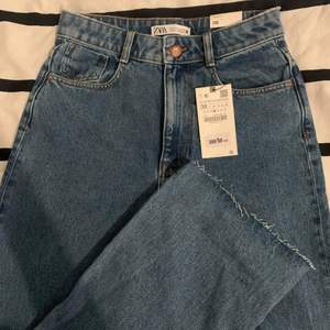 Jeans från Zara i storlek 38 helt nya endast provad.  Pm för fler bilder. 