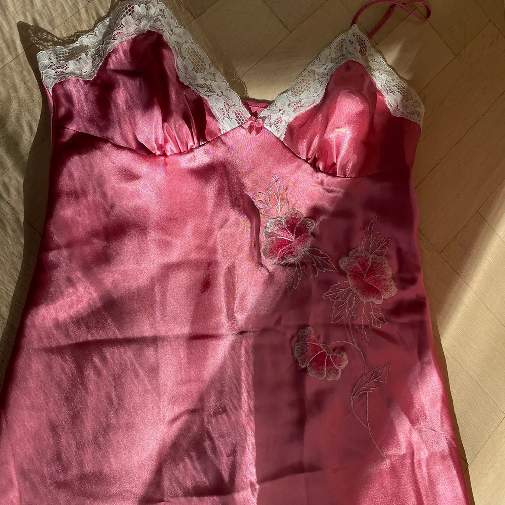 En superfin rosa slip-on klänning i silke med blommor och spets. Inte säker på storlek, men skulle säga mellan xs-s. Den går ungefär till knäna. Köpare står för frakt, men kan även mötas upp i Stockholm! Skriv gärna privat för att buda ☺️ BUD JUST NU: 180 kr. Klänningar.