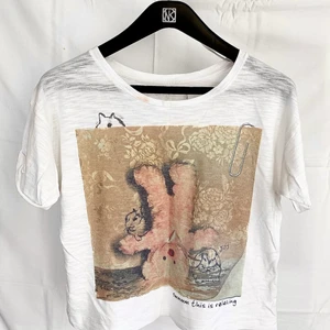 T-shirt ZARA - Säljer min favorittröja då den tyvärr blivit lite liten på mig. Riktigt skön T-shirt från Zara med en jättesöt nalle. Tyget är helt amazing, tunn och riktigt mjuk och behaglig att bära. Väldigt snygg!!😍 Har en beige/brun fläck vid kragen. Förmodligen smink, den såg ut så när jag köpte den :( Inte stört mig då den är störtskön!😻