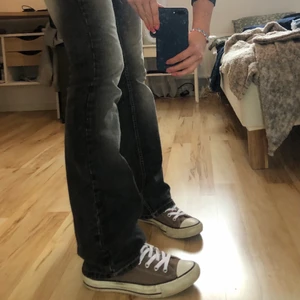 Bruna converese  - Bruna converse passar 39. Står 40 men är små i storleken. Bra skick men syns att de har använts, varav loggan som har försvunnit lite, se bild tre😋👍🏼 (högsta bud 290kr, tidigare budgivning finns i kommentarerna )❤️ 