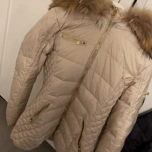 Vinterjacka storlek 42  - Jätte fin vinterjacka, använd inte så mycket. Storlek 42 nypris 4999 kr 