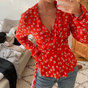 Ganni omlottblus - Så fin röd omlottblus från ganni. Väldigt bra skick. Storlek 36 men passar både 34 & 38💕