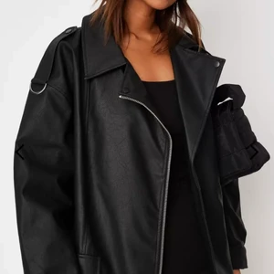 Skinn jacka - Helt oanvänd skinnjacka från missguided i storlek 34.         Pris 400 kr