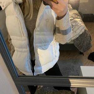 Väst - Nu säljer jag denna fina väst, den är från hm och väldigt gammal, det var min mammas gamla så är ganska använd men ser ut att vara ny. Köparen står för frakten. 